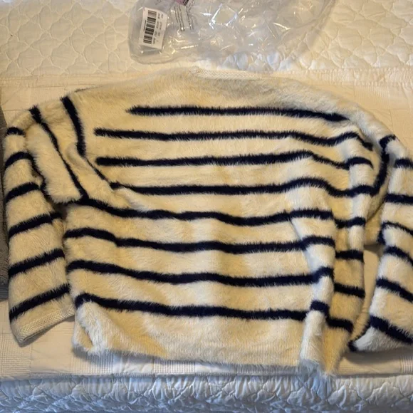 Fuzzy sweater - Picture 4 of 4